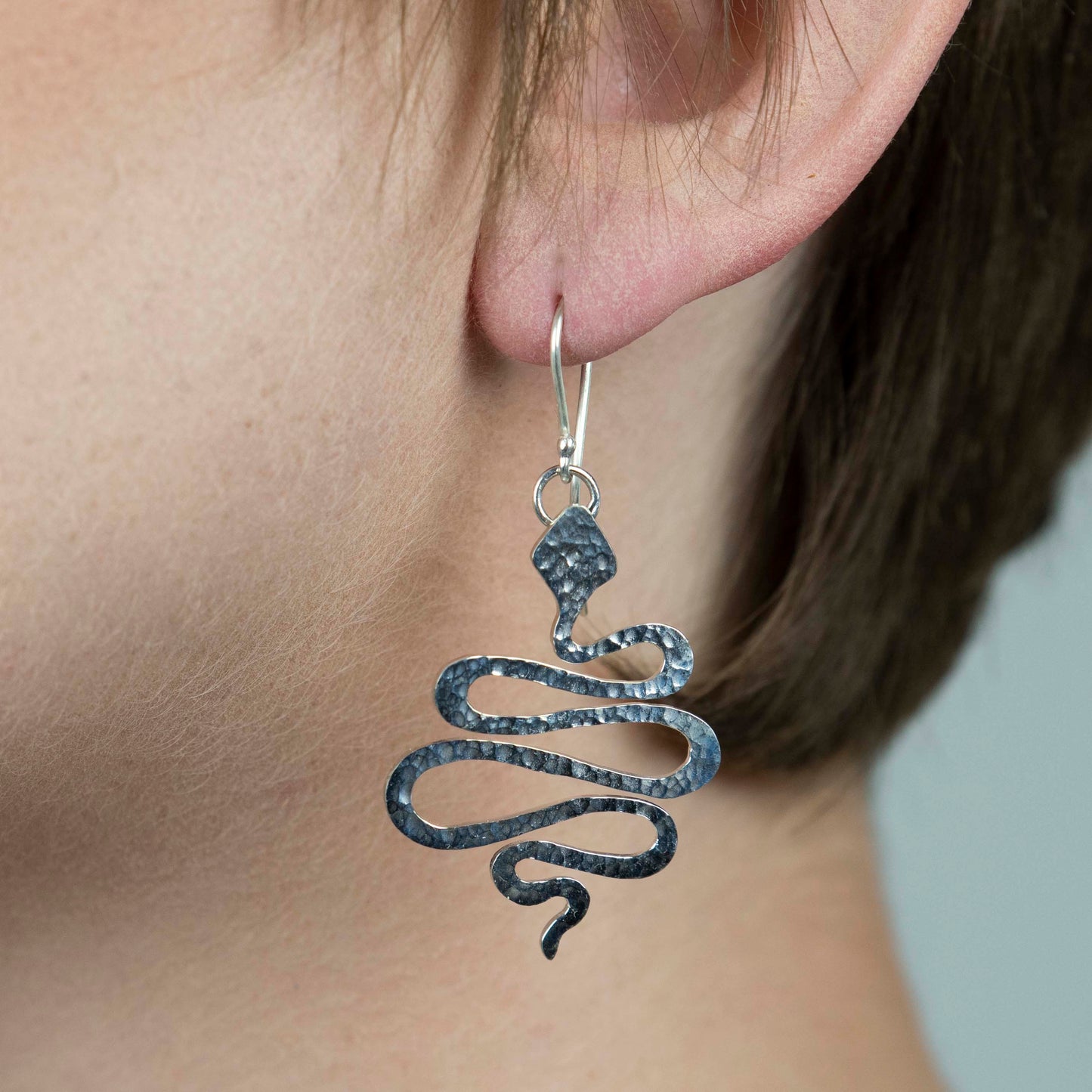 Kobra - hamrade örhängen