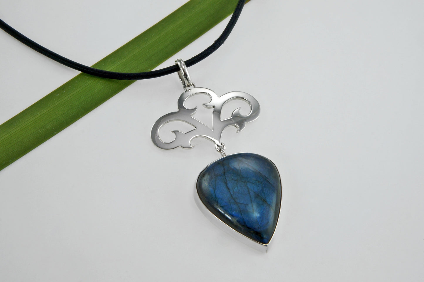 Stenegård - labradorithänge